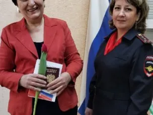Сотрудники Отдела по вопросам миграции Володарска поздравили женщин с наступающим 8 марта
