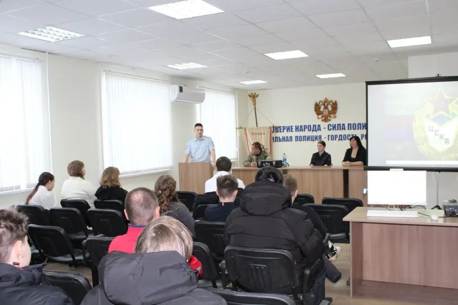 Полицейские и общественники Володарского отдела полиции присоединились к акции «Студенческий десант»