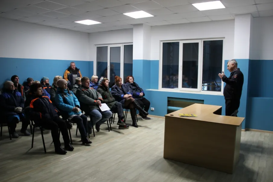 Полицейские Володарского района продолжают рассказывать жителям как защитить себя от мошенничества