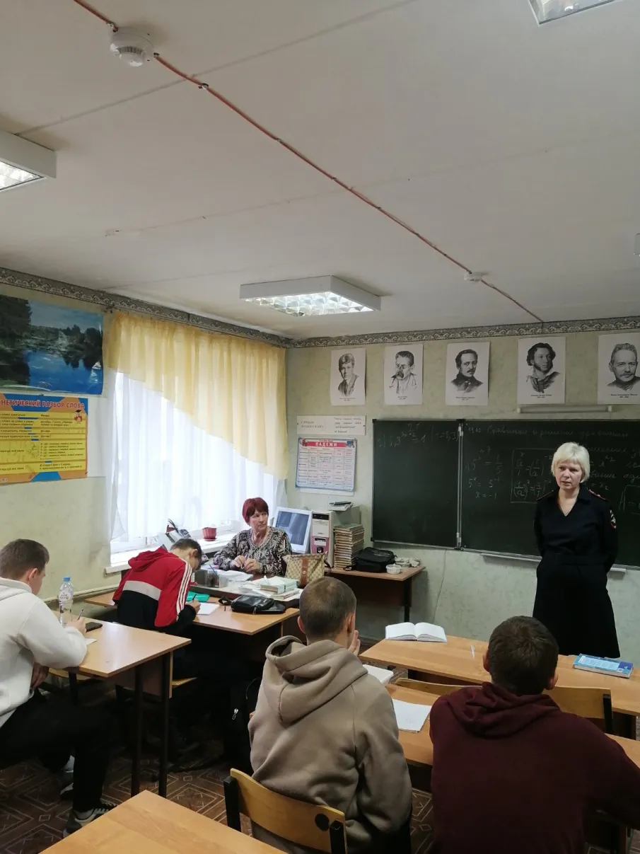В Володарском районе полицейские провели беседу со студентами  техникума