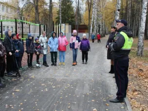 Сотрудники ГИБДД совместно с председателем Общественного совета провели беседу с юными участниками дорожного движения