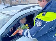 Володарские сотрудники ГИБДД поздравили женщин с 8 марта