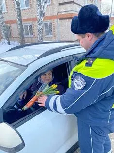 Володарские сотрудники ГИБДД поздравили женщин с 8 марта